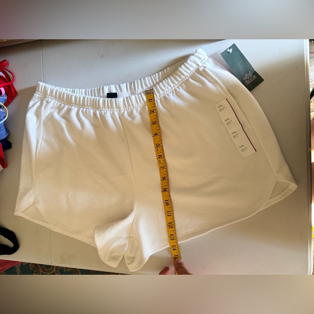 Wild Fable Women's High-Rise Fleece Shorts with Pockets White.
Size XXL - Picture 7 of 15